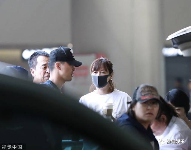 女星|白色穿情趣内衣走红毯;曝胡先煦与蕾丝明女友偷情趣内衣日报图片