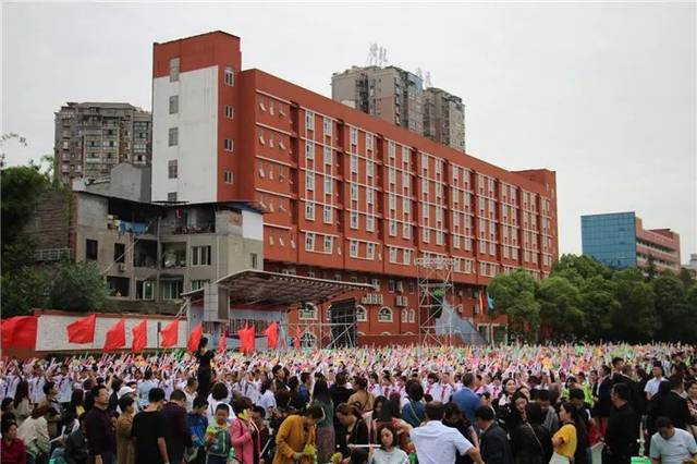 歌唱祖国 放飞梦想——仁寿县华兴中学举行第11届"青春·华兴"文艺