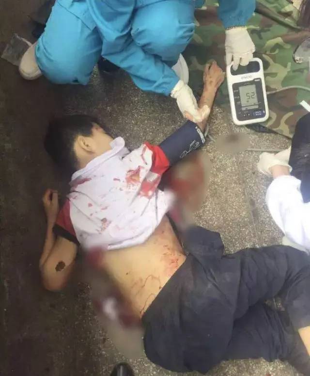 男童被同桌家长狂捅13刀后身亡,评论区却万人叫好:这场悲剧,每个人都