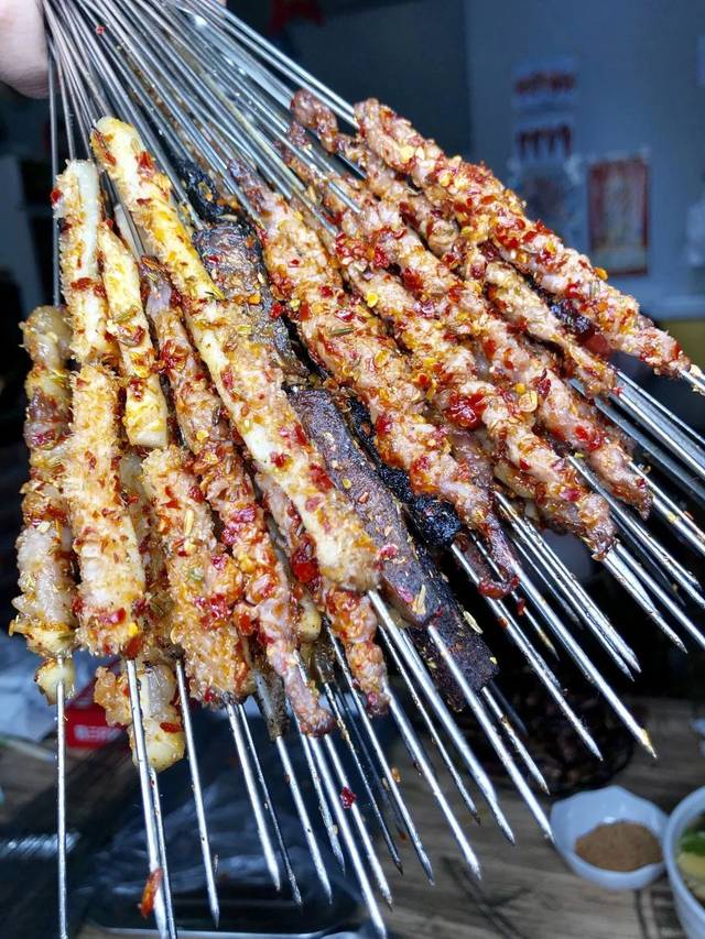 三分熟不错,更绝的是:长春独一份"大块干巴肉串",大块鲜牛肉生烤.