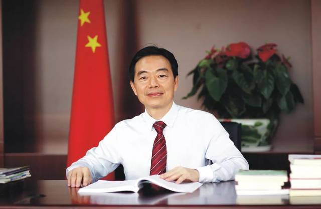 广东省名校长,广东省名校长工作室主持人,宝安中学(集团)校长彭锻华对