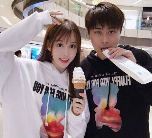 卢本伟520表白uu,却遭到拒绝!网友:衣服颜色暗示着什么?