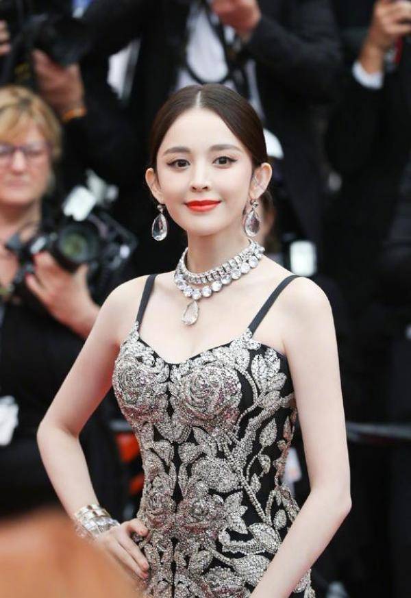 古力娜扎为美拼了,穿刺绣玫瑰裙耳戴"水晶球",隔着屏幕都觉得疼