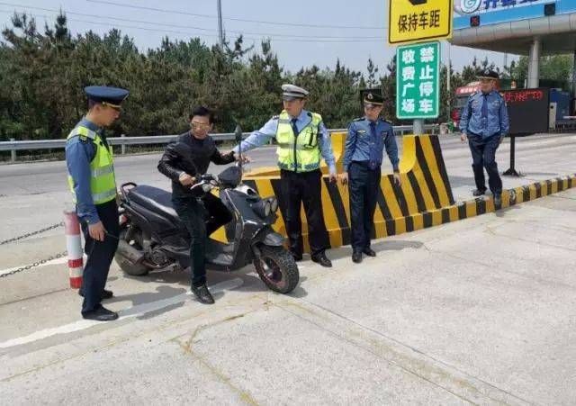 5月19日上午,烟台高速交警支队莱山大队民警在执勤过程中,遇到一男子