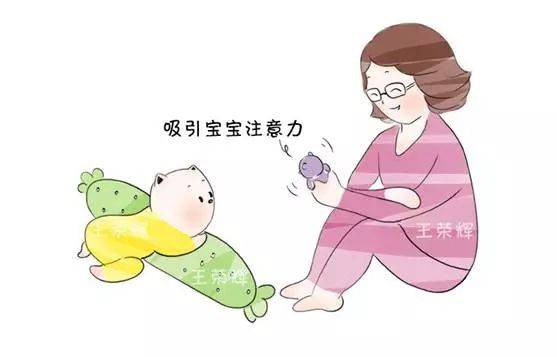 当宝宝趴在垫子上时,家长在宝宝的面前放置面小镜子,会大幅度提高俯