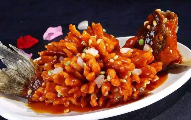 松鼠桂鱼,苏州菜中的典型菜品 鱼肉无刺,酸甜爽口,造型也是美极了