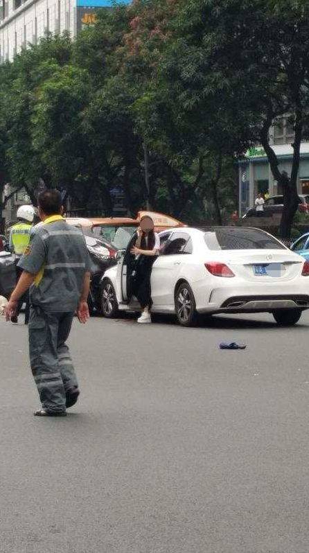 广州奔驰女司机勇闯红灯,连撞13人,2人重伤,现场一片狼藉!