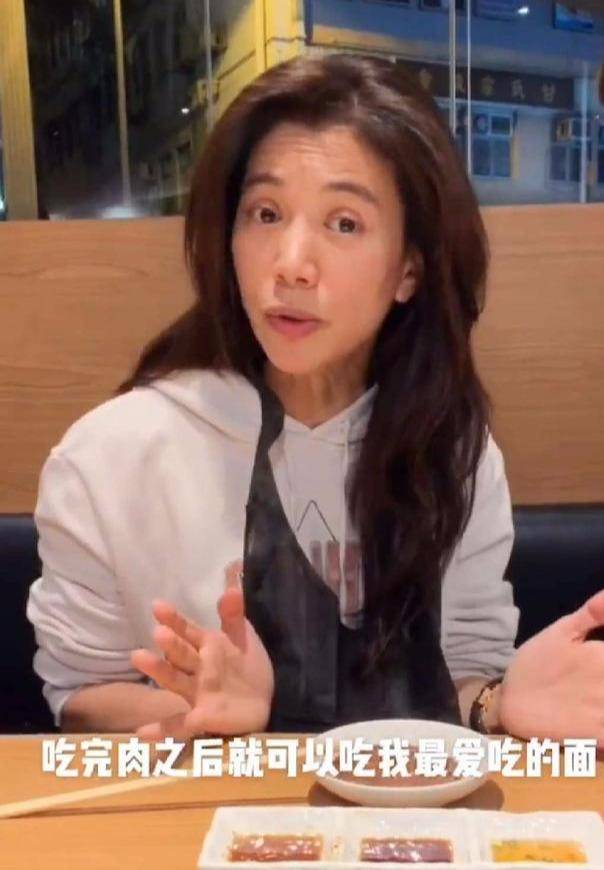 袁咏仪向粉丝分享爱吃的餐厅被吐槽素颜,面容憔悴双眼皮仿佛割的