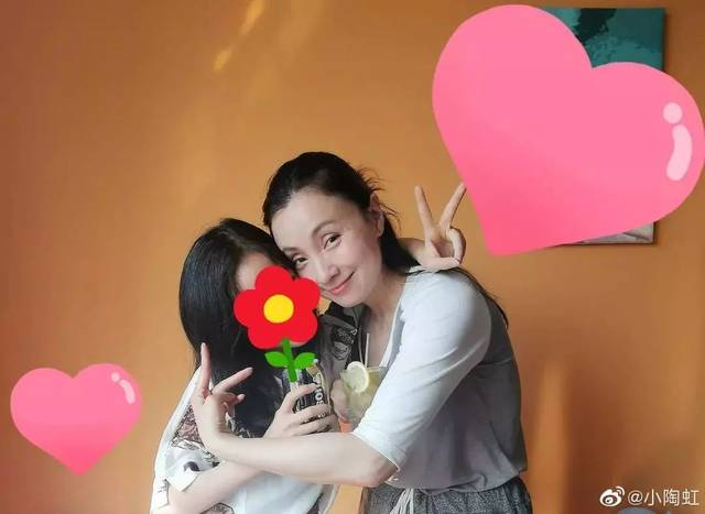 徐峥11岁女儿徐小宝近照曝光,与小陶虹机场亲密互动,超可爱!