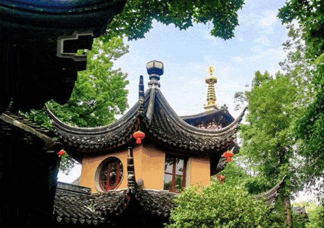 一定要去寒山寺的钟楼,听一听千年前张继听过的夜半钟声,巨钟一人多