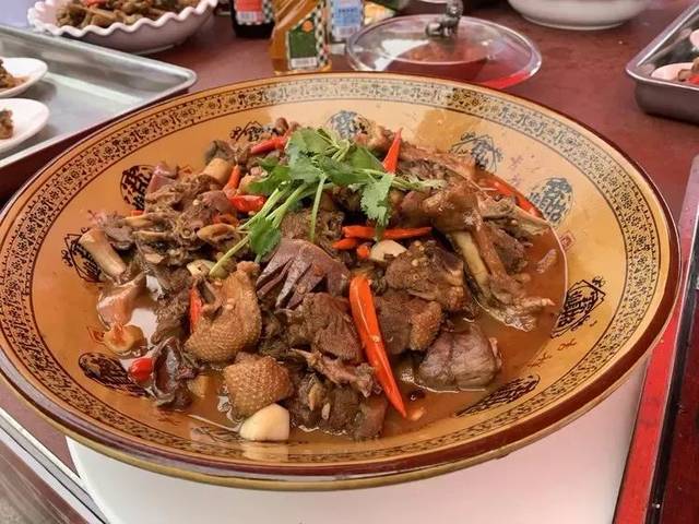 现杀现做,不能用冷冻过的鹅;其次,做梅岭鹅王要经过繁杂的烹饪程序