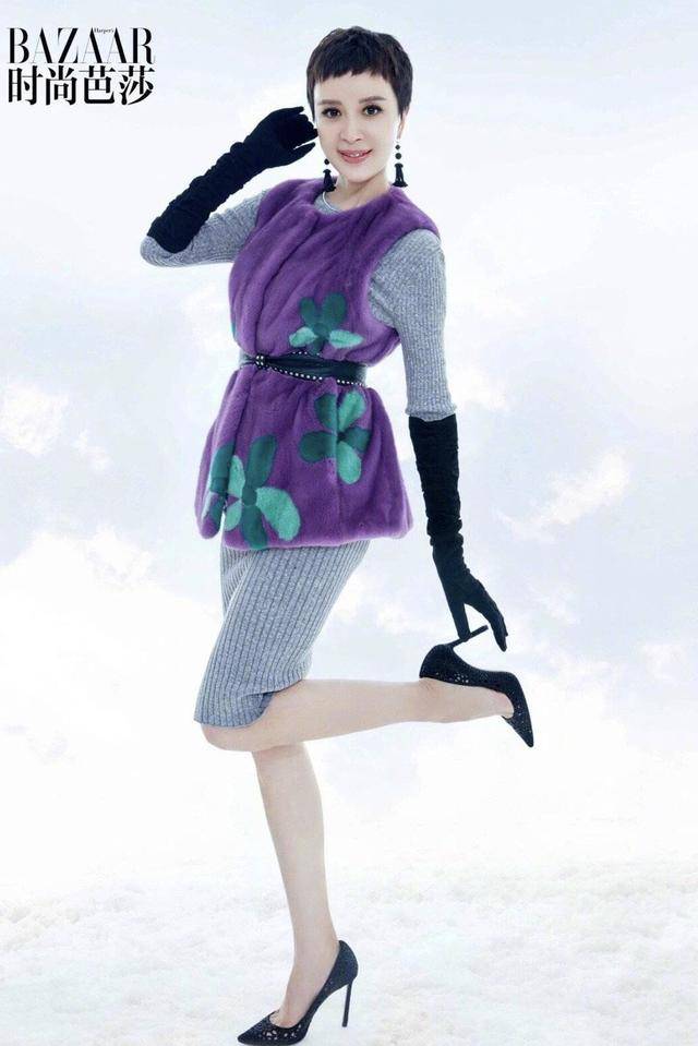 金巧巧拖尾旗袍亮相自家投资影片,孔雀公主惊