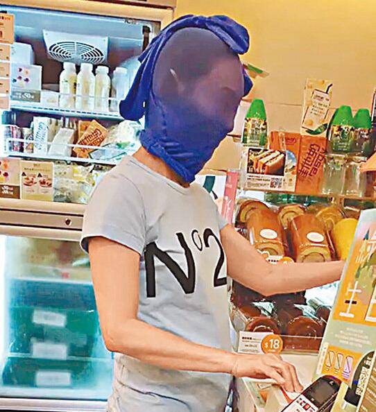 惠英红直播丝袜套头买面包 误以为劫匪吓坏店员