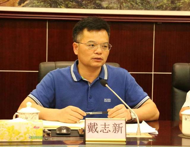 实地调研完餐厨垃圾处理项目进度后,戴志新一行召开了座谈会.
