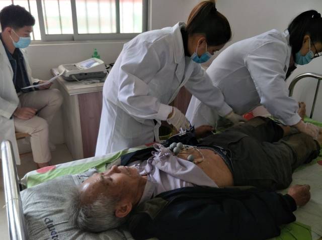 免费为老年人开展心电图检查