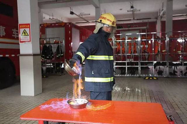 遇液体酒精起火不要慌乱 消防员用实验教你怎