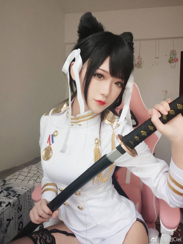 腐团cosplay指挥官累了吗 让姐姐来好好照顾你吧!