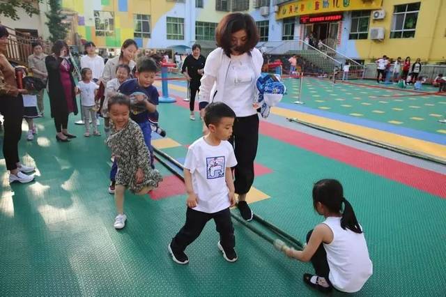 释放童真情趣,互动增加亲情,渑池县直幼儿园亲