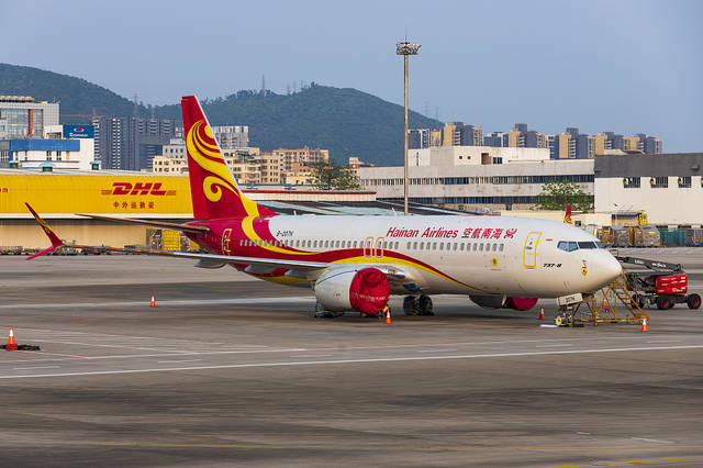 4月10日,停飞的海南航空波音737max飞机封存在深圳宝安国际机场停机坪