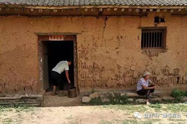 现在老家已经看不见这样的土坯房了,对于城里人来说,这已经成为了艺术