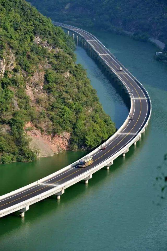 在我国,有依水而建的唯美大桥