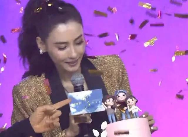 原创张柏芝生日会,金色西装帅回"白玉堂"模样,生图却暴露了真容!