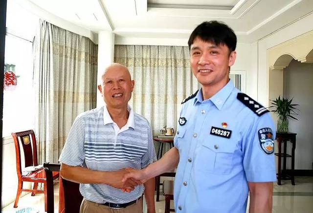 于是,陈斌只要有时间,就会去老金家中看望他.