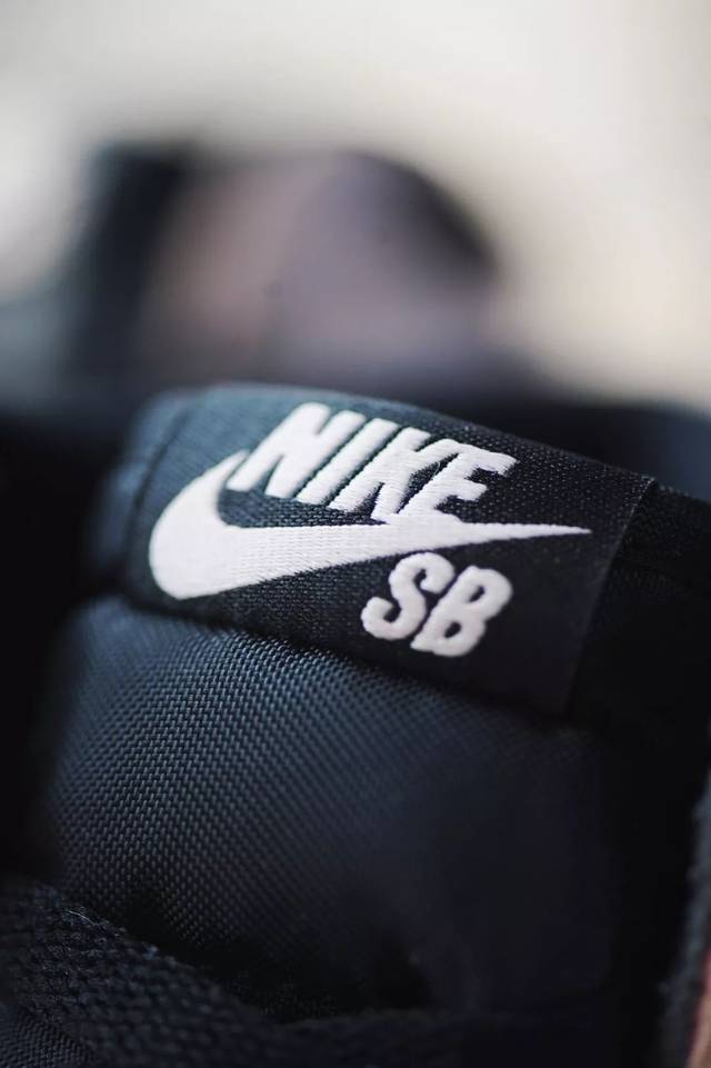 鞋舌依然以 nike sb 字样呈现 表现出此番联名身份