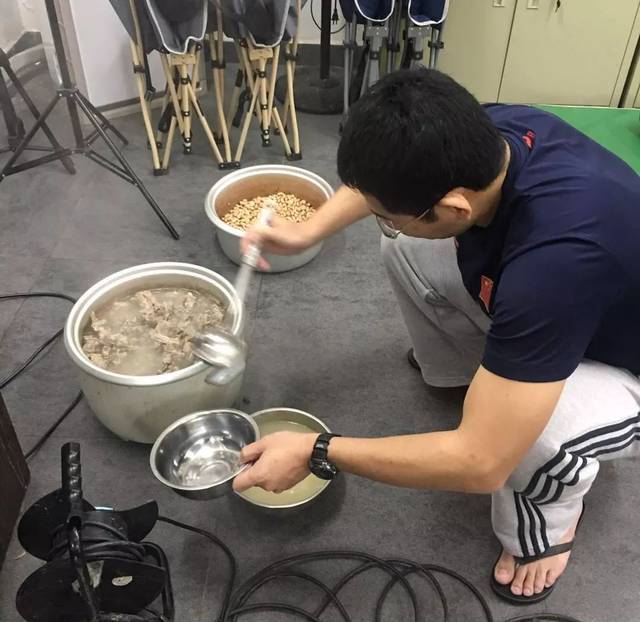 梁超英,符壮,邓小光,徐惠四位老师带着游泳队一路走来,见证了队员们的