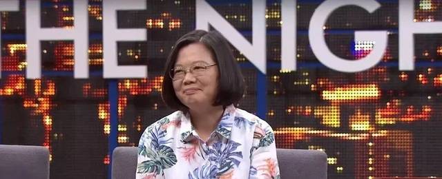 当网红!郭台铭跪地啃草、韩国瑜芹菜爆头,蔡