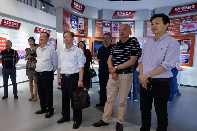 校企合作处处长陈冬明,实训处处长彭仁祥,环境经济与信息系主任段小莉
