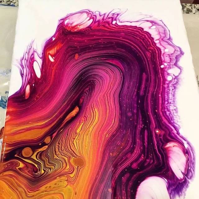可以通过抖动画面进行调整 当然,制作完成的流体画也可以搭配金箔和
