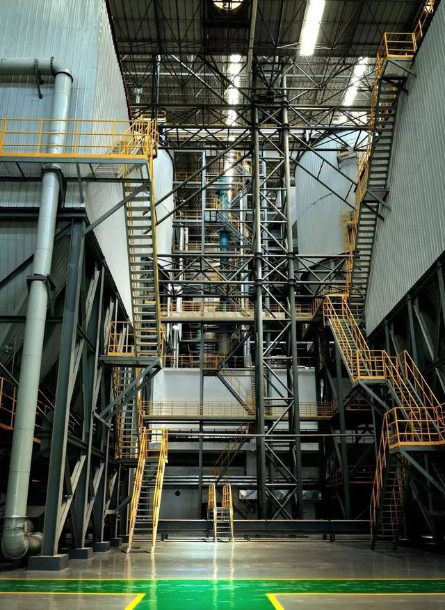 成都市祥福生活垃圾焚烧发电厂内部一览 在发电厂内部,隔着玻璃可以
