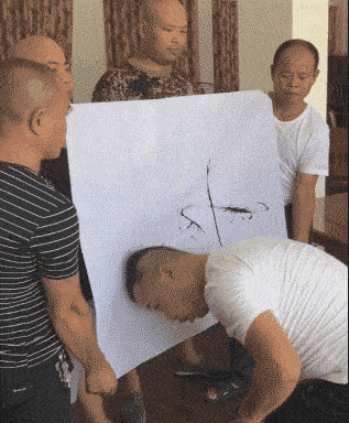 搞笑gif动图:射墨大师算个球,我这头发书法比他高雅几