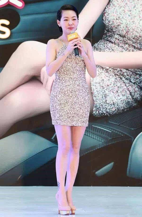 小s就输在了身高上,穿了20厘米恨天高,还比许晴矮一大