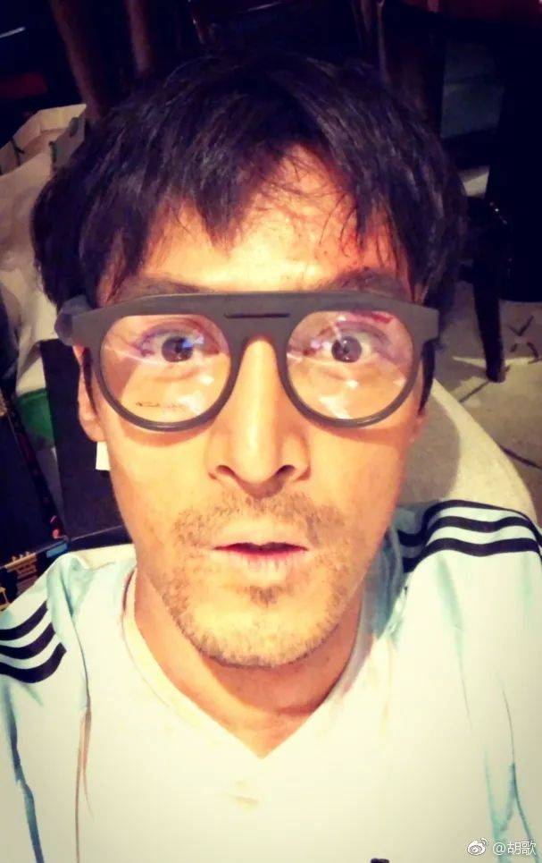 胡歌自拍上热搜,那些爱发丑照的男明星,明明一个比一个帅!