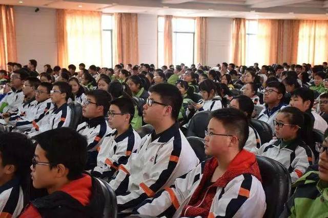 要知道,中国学生的近视问题已经严重到没戴眼镜的孩子都属于珍稀物种