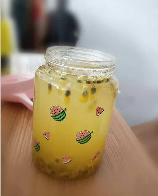 柠檬百香果  就柠檬百香果放到蜂蜜里腌制几天 最好用凉水泡,放在冰箱