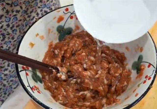 炸茄子盒用淀粉还是面粉,10个人有9个错,难怪