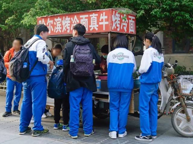 耀华中学 作为" 天津市五所"之一的耀华中学,在校服设计上采用"接地气