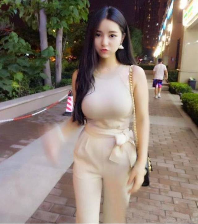 妹子,你穿透明裙加"电线鞋",走在街上回头率太高了吧