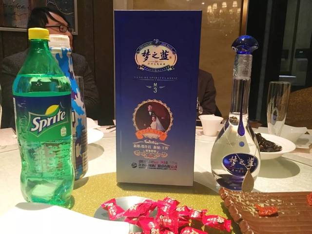 婚宴结束后,桌上的梦之蓝酒盒,酒瓶"离奇失踪".