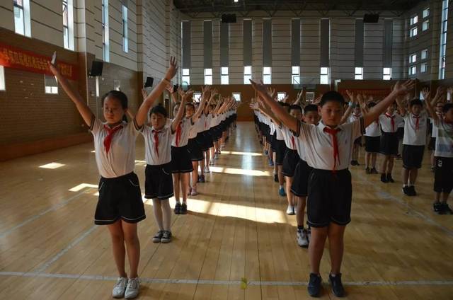 七彩阳光,韵动生命—第三套全国小学生广播体操现在开始