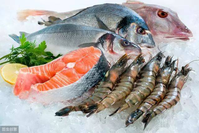 建议哺乳期妈妈每周吃1-2次水产鱼虾类食物,如三文鱼,虾,鲈鱼等,在
