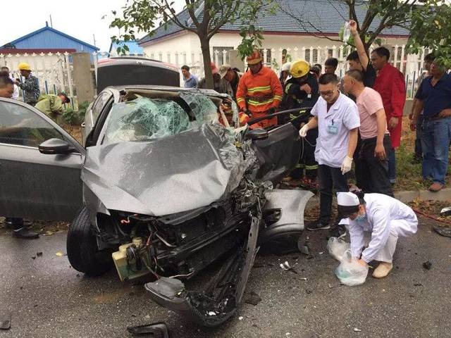 南通突发严重车祸,挡风玻璃全裂了,车体扭成麻花状