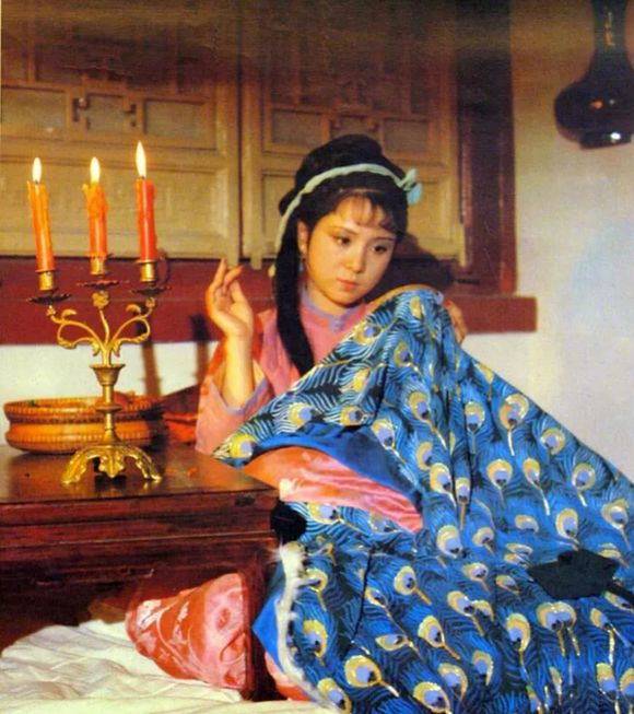 红楼梦里,晴雯该不该惩罚坠儿?她是眼睛里揉不