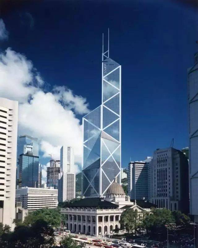 无数次出现在港片中的标志性建筑,香港中银大厦.