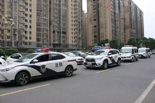 沅江出动4辆警车,20多名警察,前往银光路.