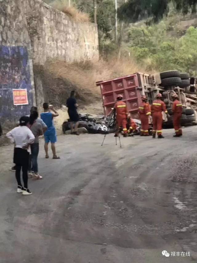 惨烈!禄丰一路段发生车祸,大货车侧翻小车被压成铁片