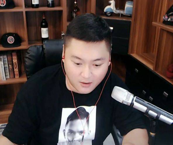 歪闻丨阿哲退网原因曝光:因现实女友分手,酒后大哭!
